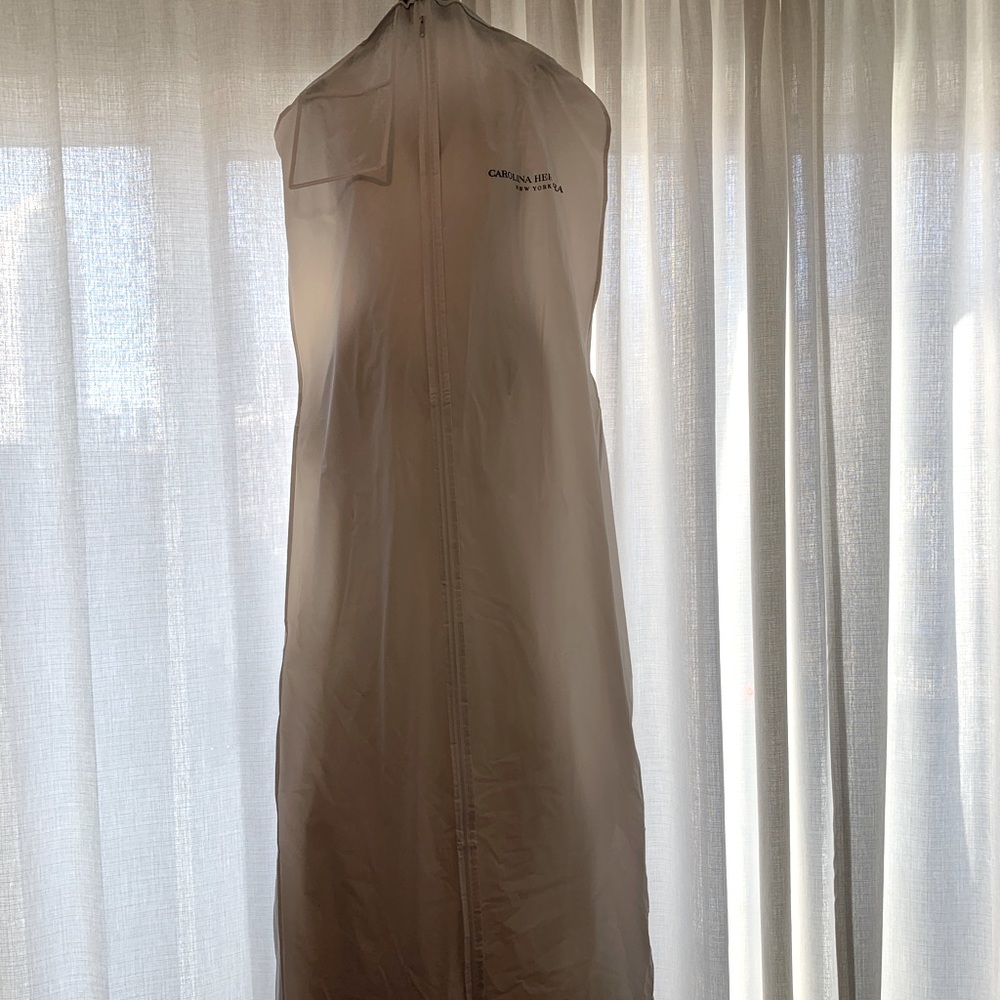 Carolina Herrera Wedding Dress - Picture 4 of 4